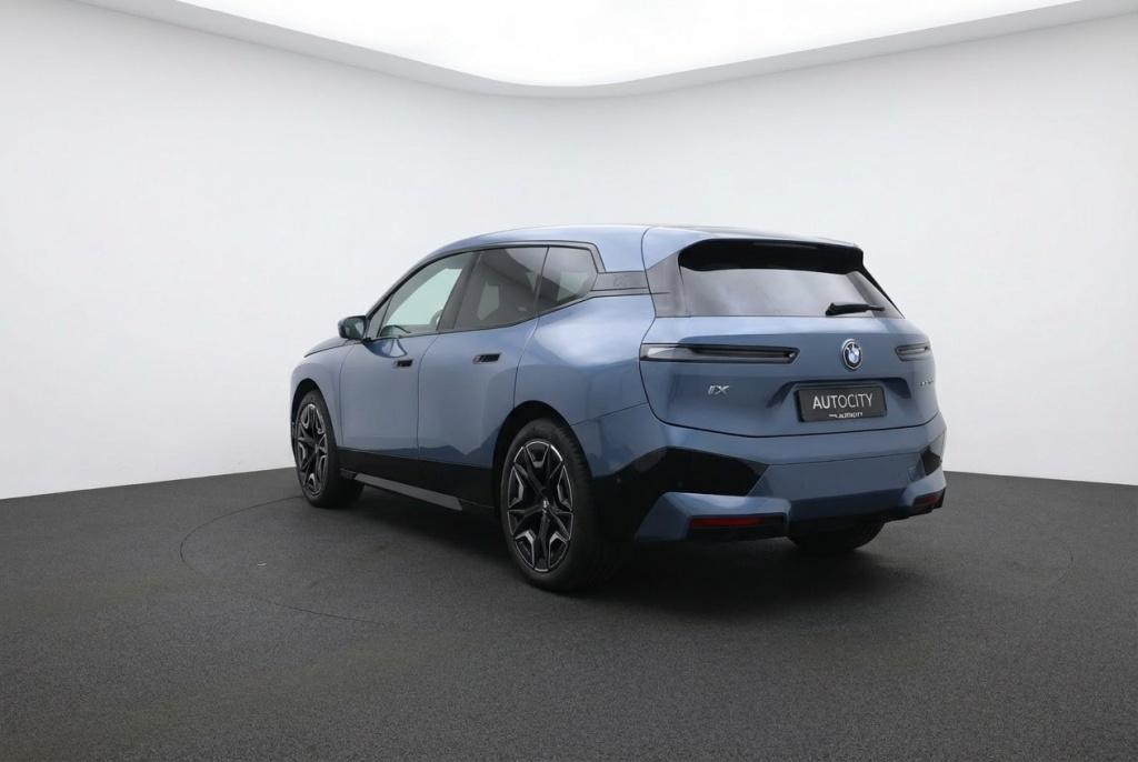 BMW iX iX 40 xDrive M Sport Pano l HUD l 360 Camera l H&K l, Automaat, 0 cilinders, 327 pk, Leder