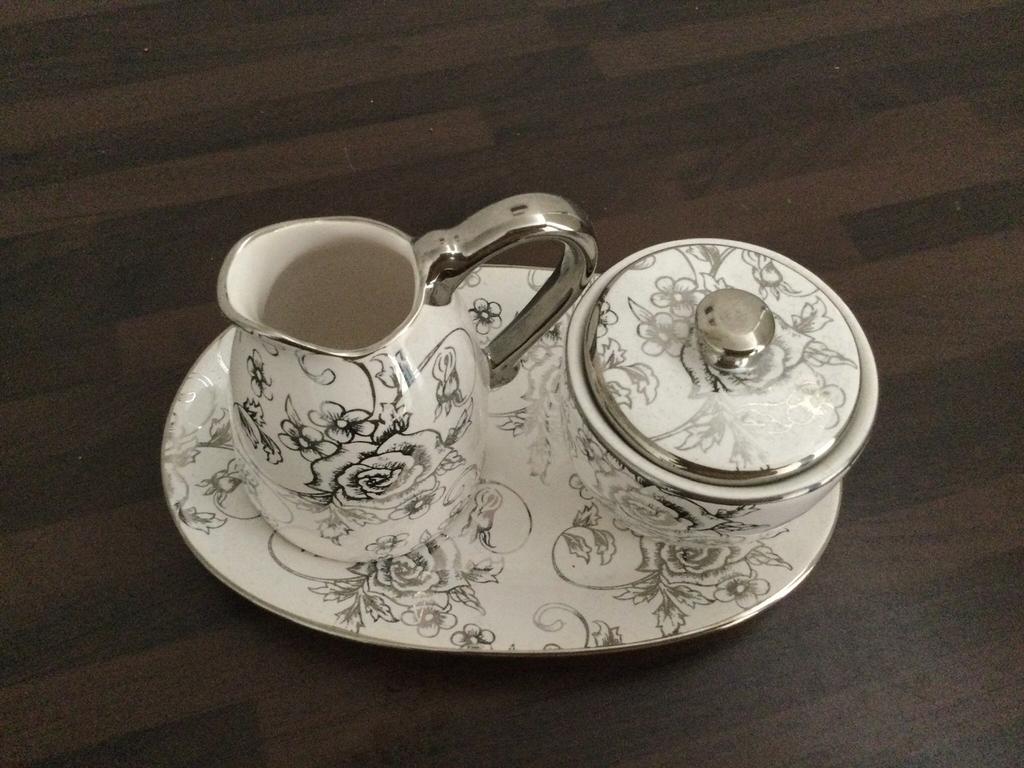 Melk en Suiker Kannetje, Ophalen, Zo goed als nieuw, Porselein, Overige typen