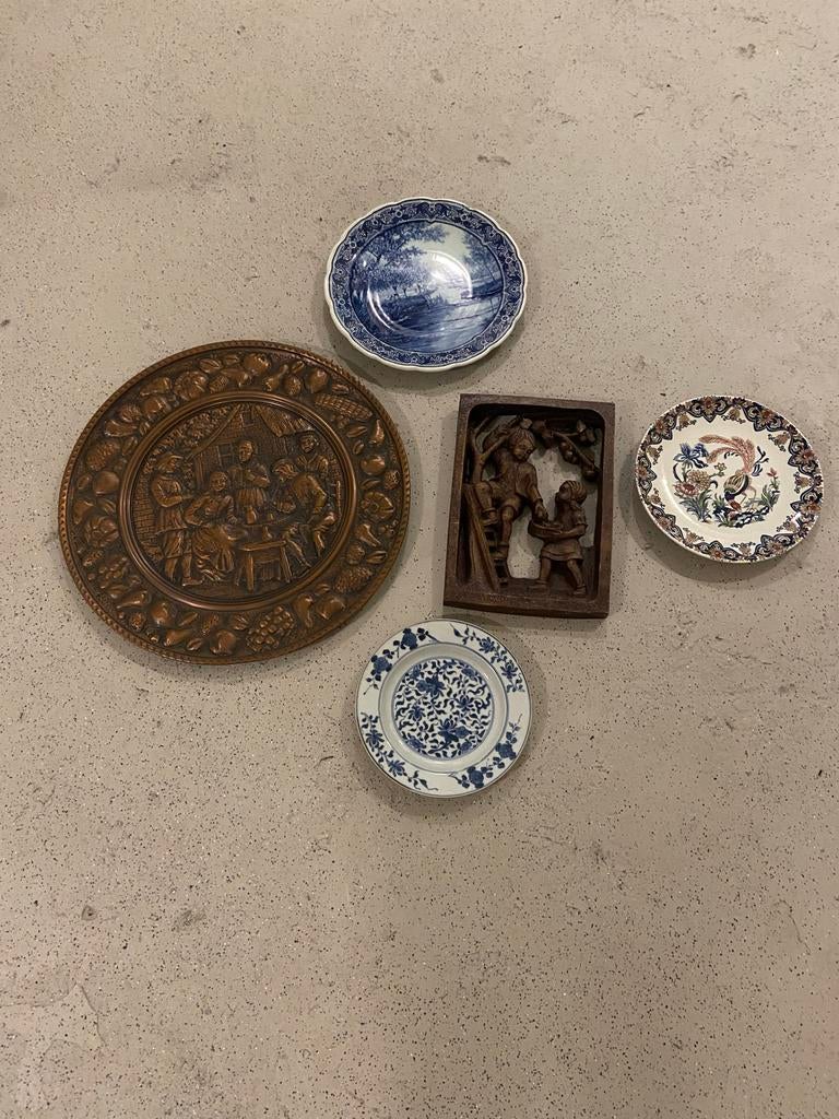 Antieke decoratieve borden en houtsnijwerk, Ophalen