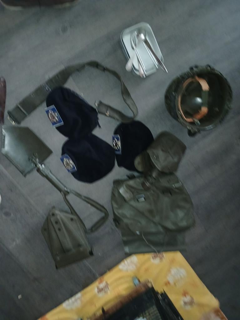 Militaire spullen: helm, veldfles, schep, baretten, eetbak, Verzamelen, Militaria | Algemeen, Ophalen of Verzenden