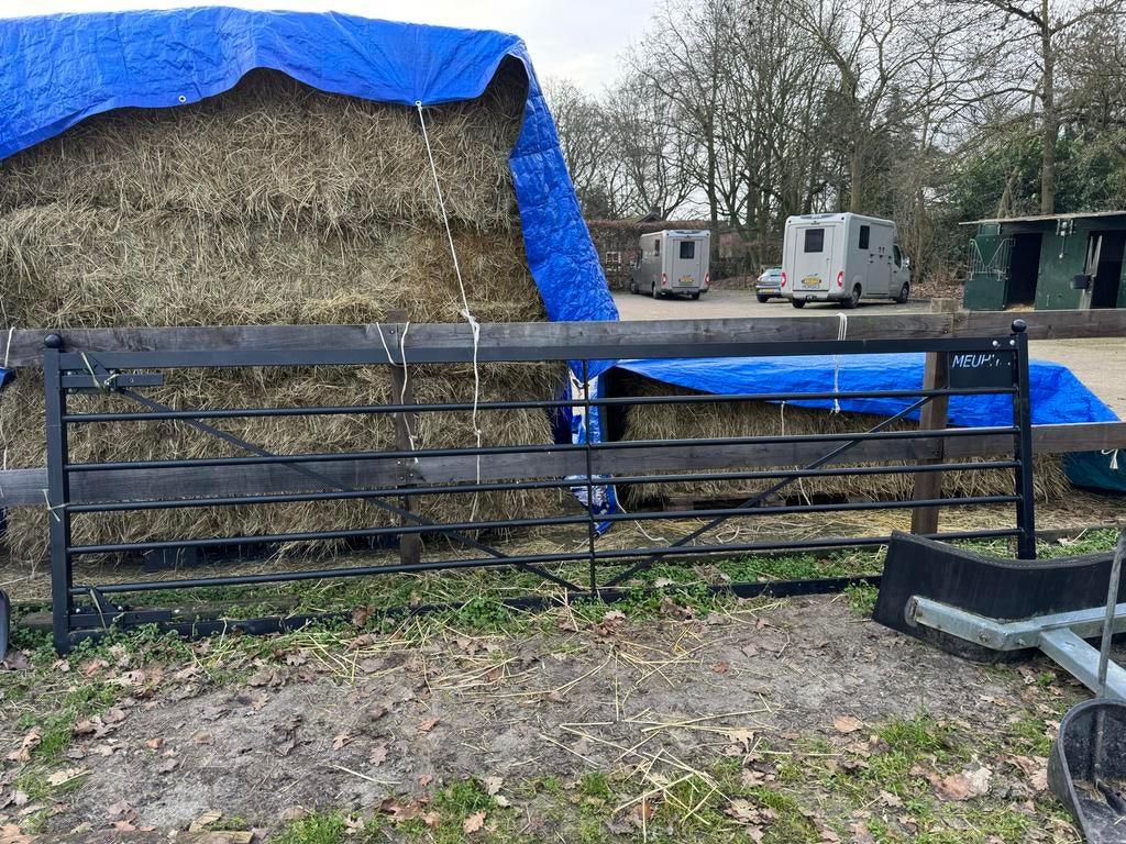 Zwart metalen hek met 'MEUHH' uitsnede, Ophalen