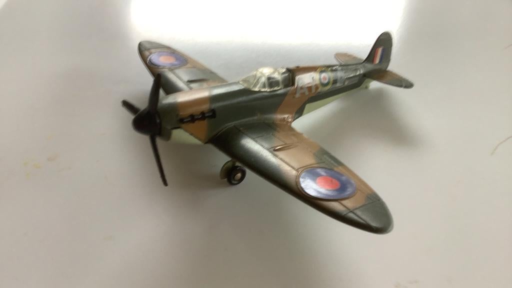 Dinky Toys Spitfire MK II Meccano Ltd. Made in England. 719, Overige merken, 1:72 tot 1:144, Gebruikt, Ophalen of Verzenden