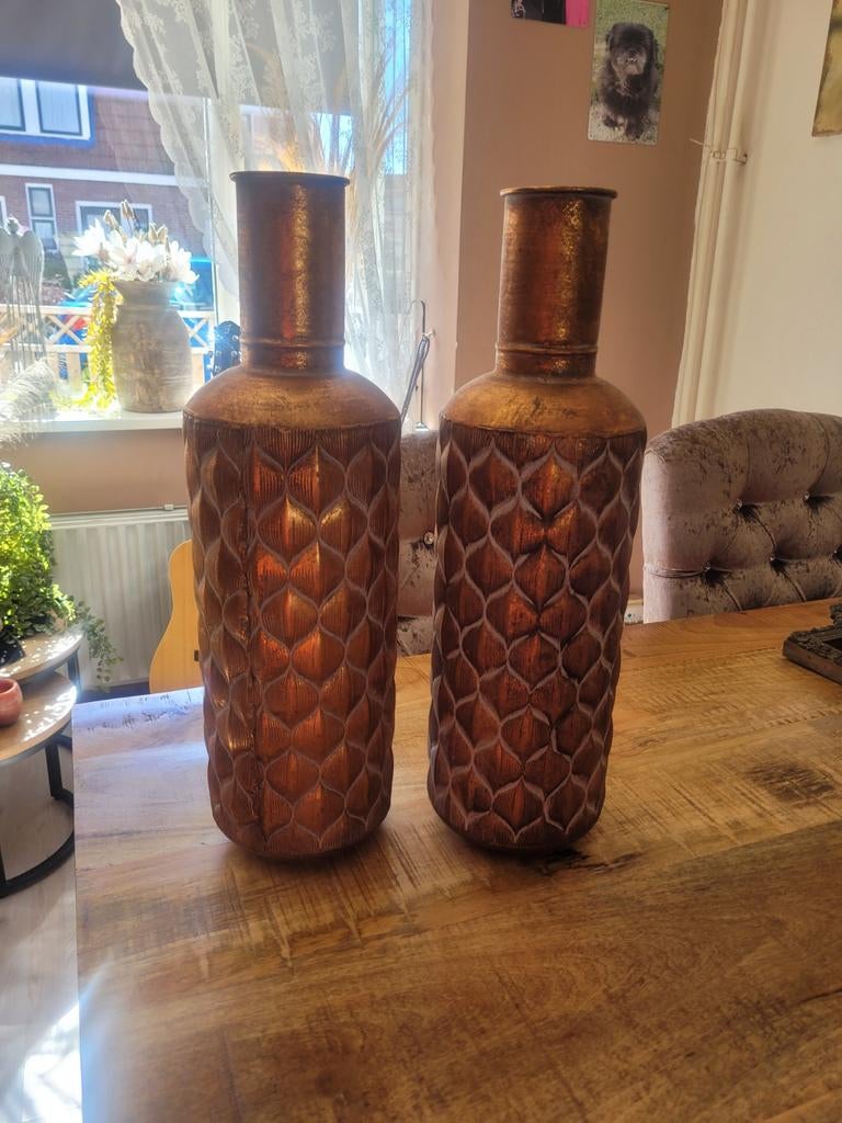 2 koperkleurige flessen vazen, Ophalen