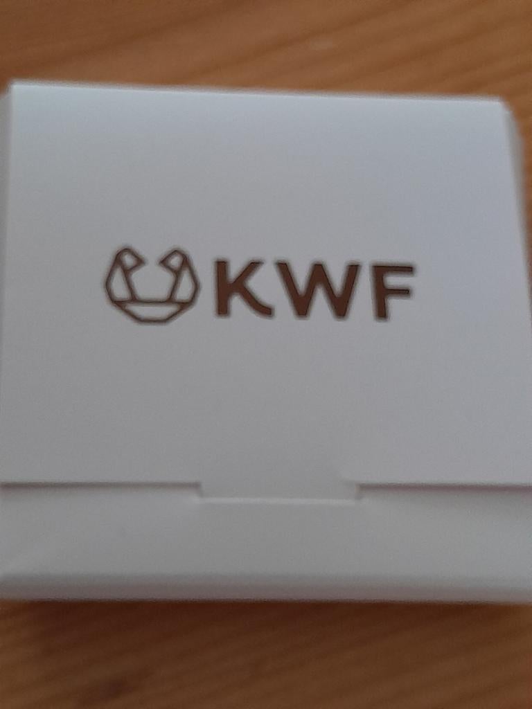 KWF jubileum speld pin in orginele doos, Verzamelen, Speldjes, Pins en Buttons, Ophalen of Verzenden, Nieuw, Transport