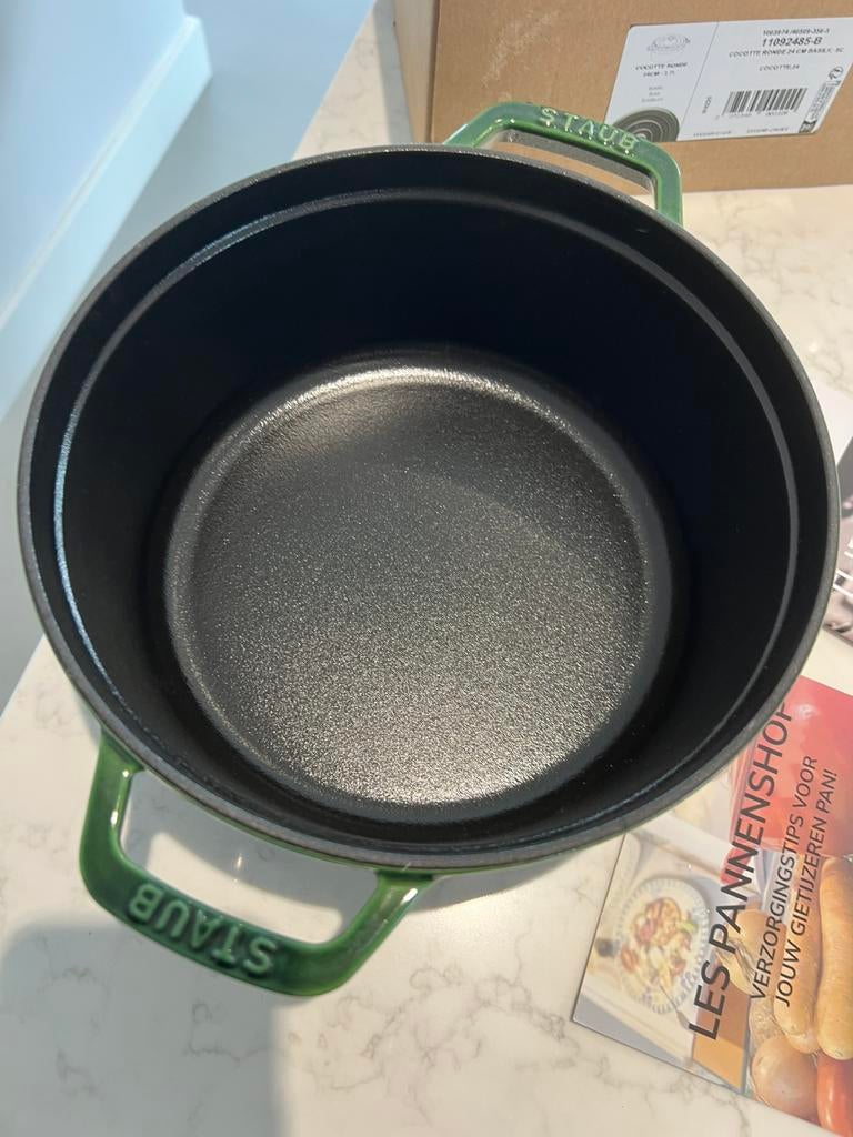 Staub La Cocotte 24 cm Basilicum nieuw, Gietijzer, Nieuw, Ophalen of Verzenden, Staub