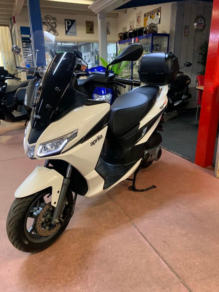 Gebro scooters: Aprilia SXR 45KM BROM WIT 1100KM!!, Overige modellen, Maximaal 45 km/u, Ophalen of Verzenden, Zo goed als nieuw