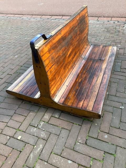 houten treinbank, Ophalen