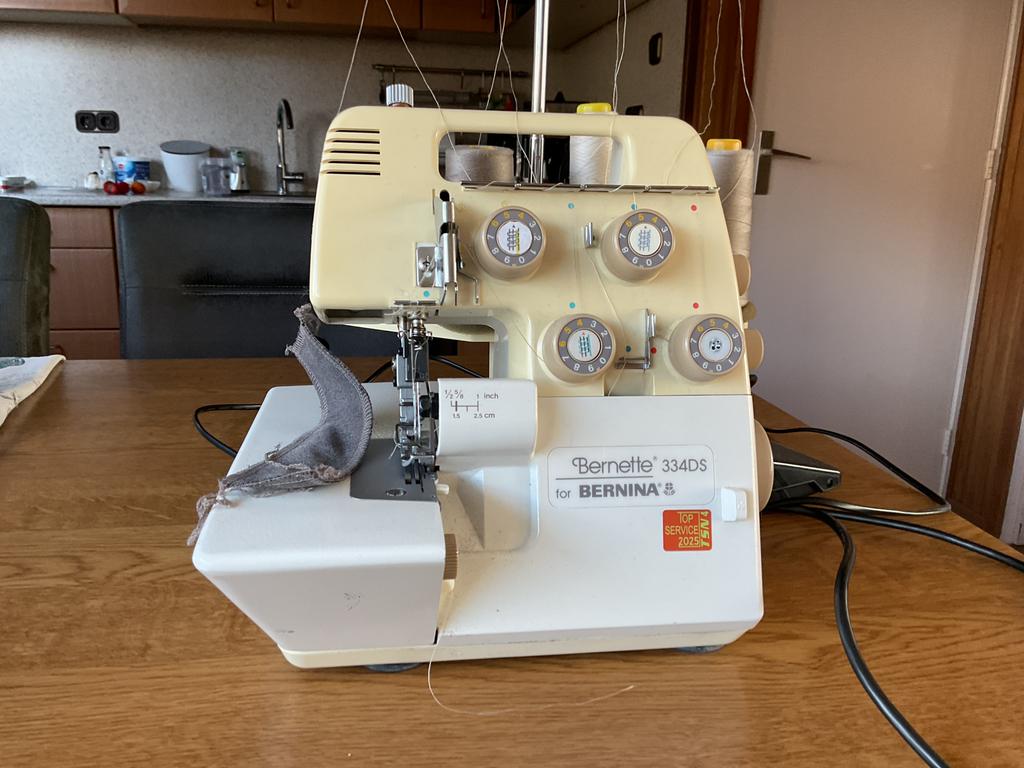 Bernette lockmachine, Hobby en Vrije tijd, Naaimachines en Toebehoren, Ophalen, Gebruikt, Lockmachine, Bernina
