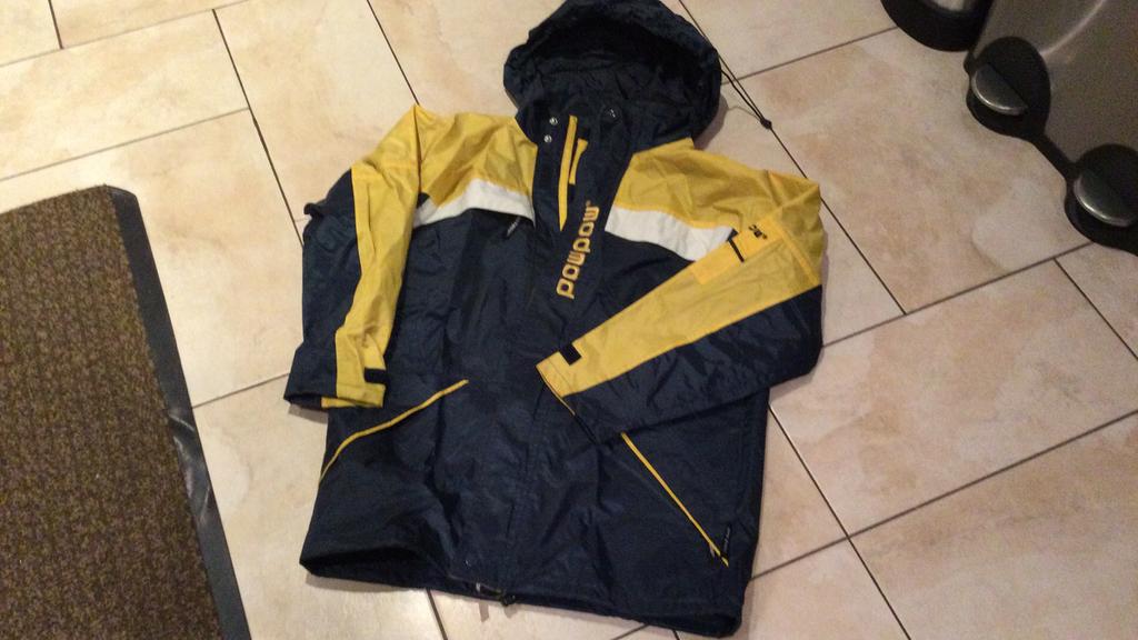 Regen jas van stevige stof nog als nieuw hier alweer teklein, Ophalen of Verzenden, Zo goed als nieuw, Zie foto s, Jongen of Meisje