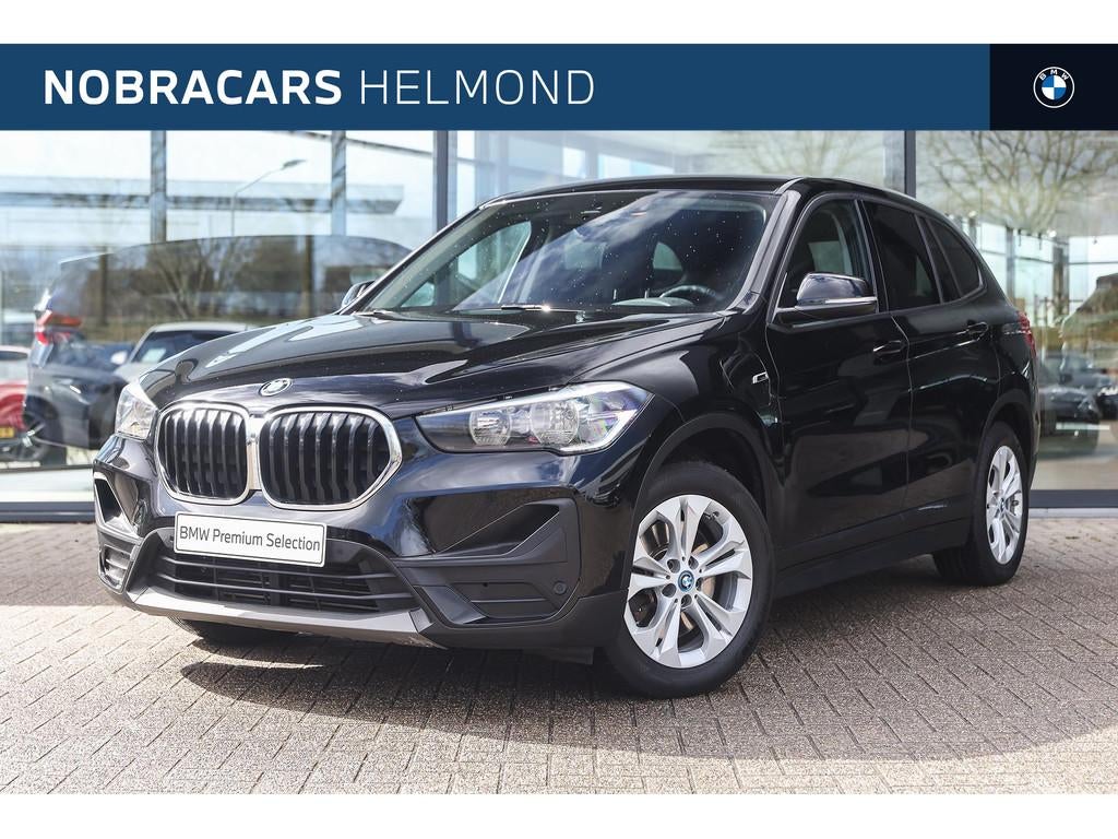 BMW X1 xDrive25e Automaat / Apple CarPlay / Getint glas / Cr, Stof, Gebruikt, Met garantie (alle), Zwart