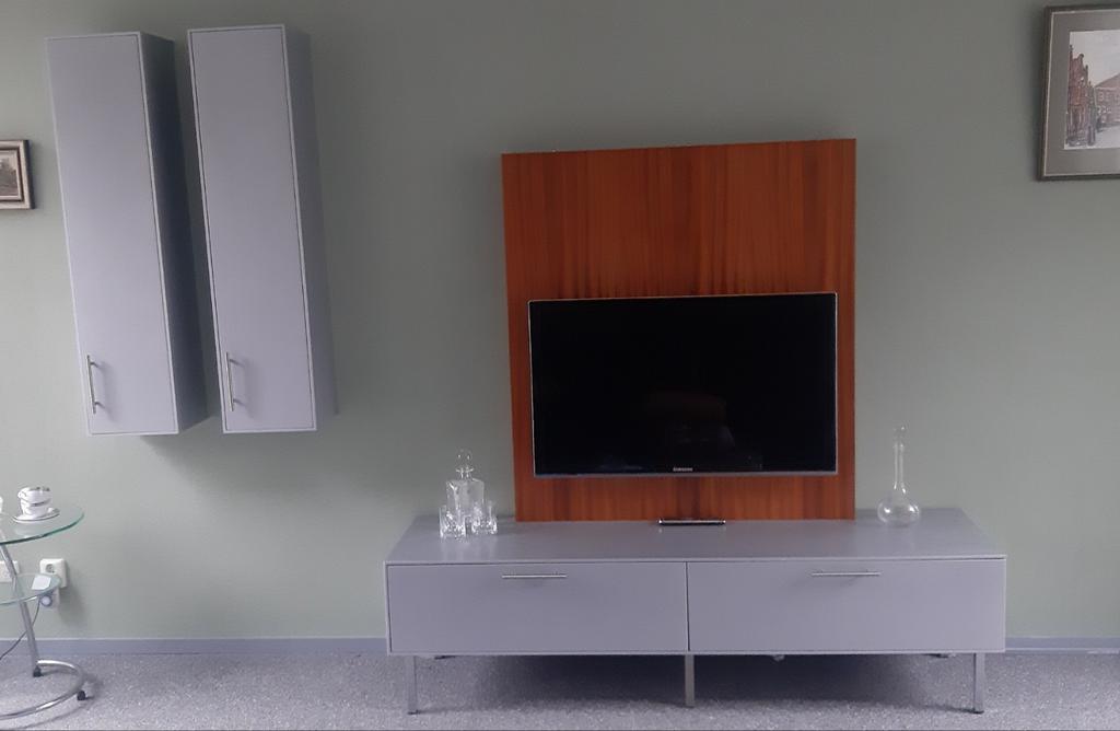 Wandmeubel zilverkleur en hout, Huis en Inrichting, Kasten | Wandmeubels, Ophalen of Verzenden, 25 tot 50 cm, Minder dan 150 cm