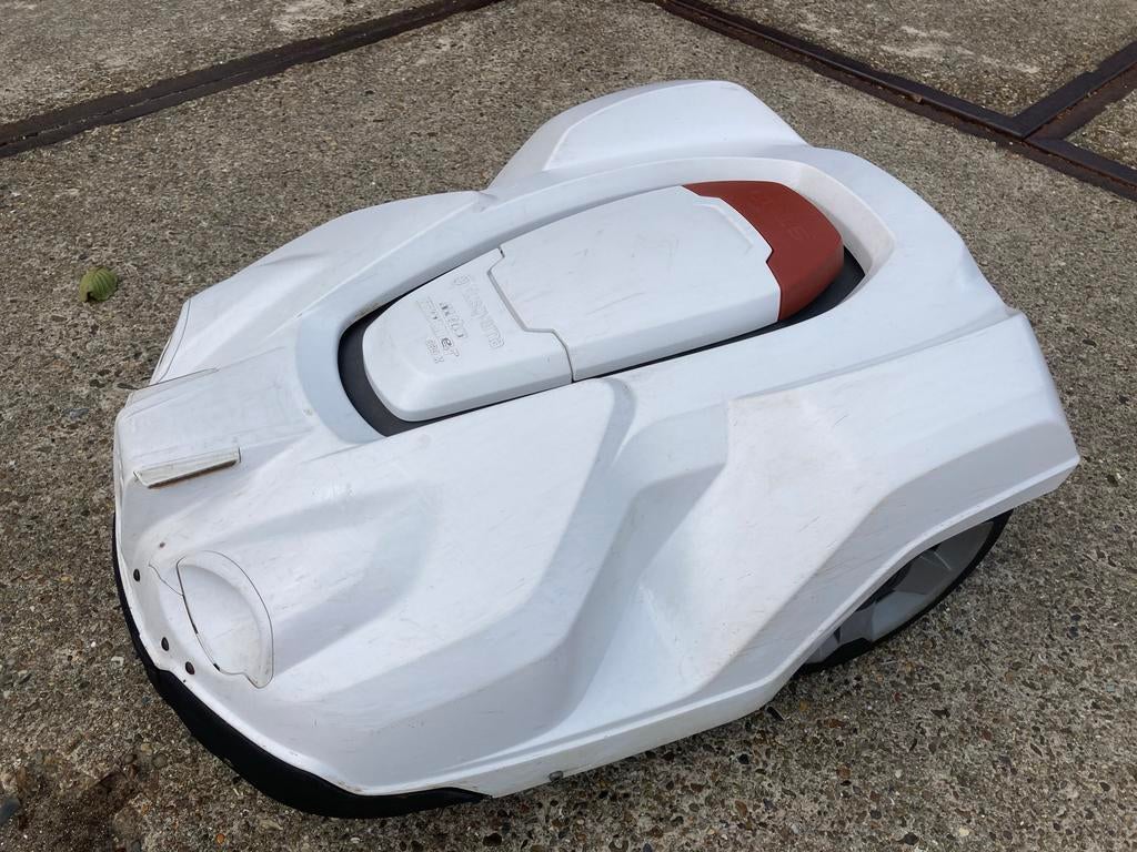 Robotmaaier Husqvarna 330X - Perfect voor grote tuinen, Ophalen of Verzenden, Zo goed als nieuw, 20 tot 25 cm