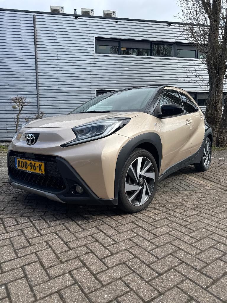 Toyota Aygo X 1.0 Vvt-i MT 72pk 2022 Bruin, Auto's, Toyota, Leder en Stof, Aygo X, Particulier, 3 cilinders