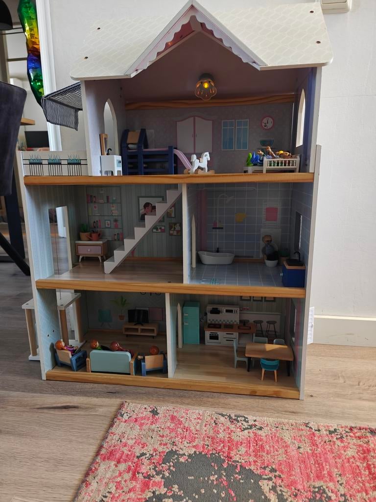Mooi poppenhuis met lift en bel, Ophalen