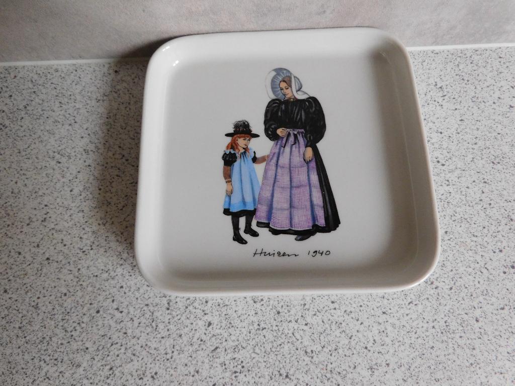 Bord 13 cm. Klederdracht Huizen 1940 Villeroy & Boch, Huis en Inrichting, Ophalen of Verzenden, Zo goed als nieuw, Bord(en), Overige stijlen