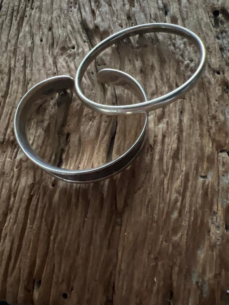 Twee zilverkleurige armbanden, Ophalen of Verzenden, Zo goed als nieuw, Zilver