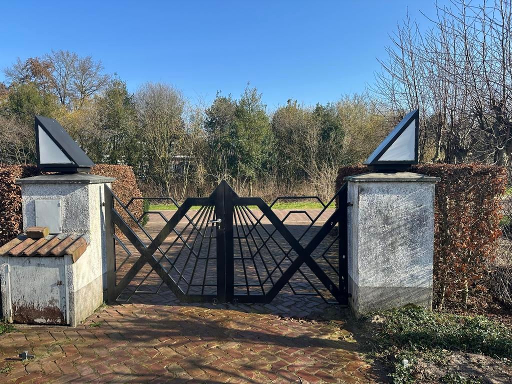 Dubbele draaipoort met lampen voor op pilasters en loopdeur, Tuin en Terras, Ophalen, Met poort, Gebruikt, Sierhekwerk