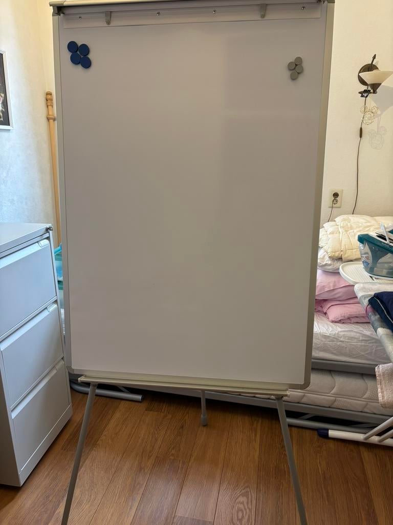 Flipover / whiteboard met zij armen op 3 poten, Ophalen, Zo goed als nieuw, Whiteboard