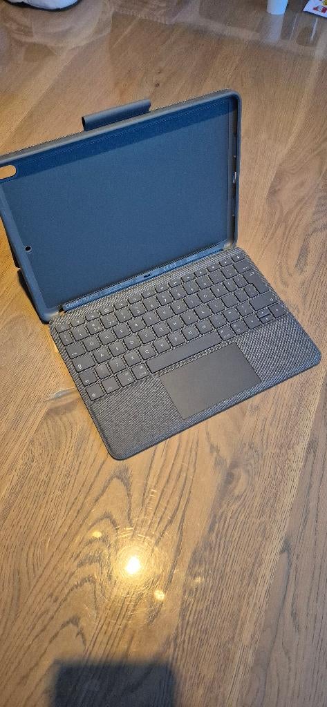 Logitech Combo Touch tablethoes voor iPad air 3, Logitech, Bescherming voor- en achterkant, Ophalen of Verzenden, Zo goed als nieuw