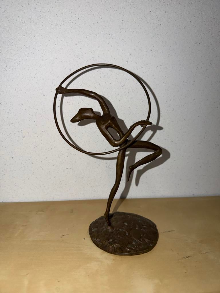 Bronzen beeld van danseres met hoepel, Ophalen of Verzenden, 20 - 50 cm, Beeld, Bruin