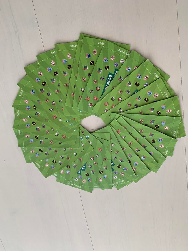 25 ongeopende pakjes Plus Voetbalplaatjes 2026, Verzamelen, Supermarktacties, Ophalen