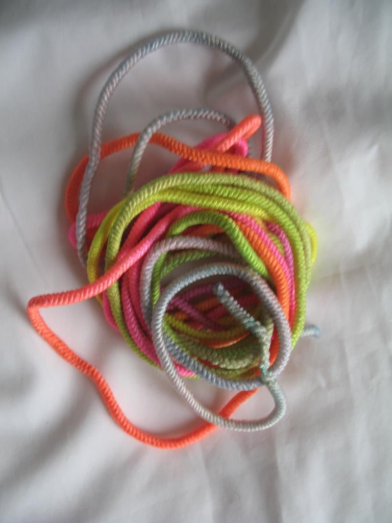 Rond Elastiek Regenboogkleuren Lengte  4 m Vintage, Ophalen of Verzenden, Nieuw, Lint, Band of Elastiek