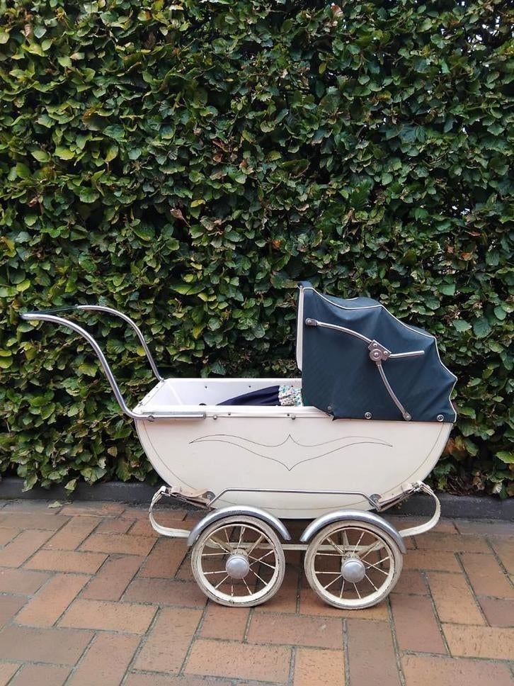 Fris kinderwagen met pop in klederdracht, Antiek en Kunst, Ophalen of Verzenden