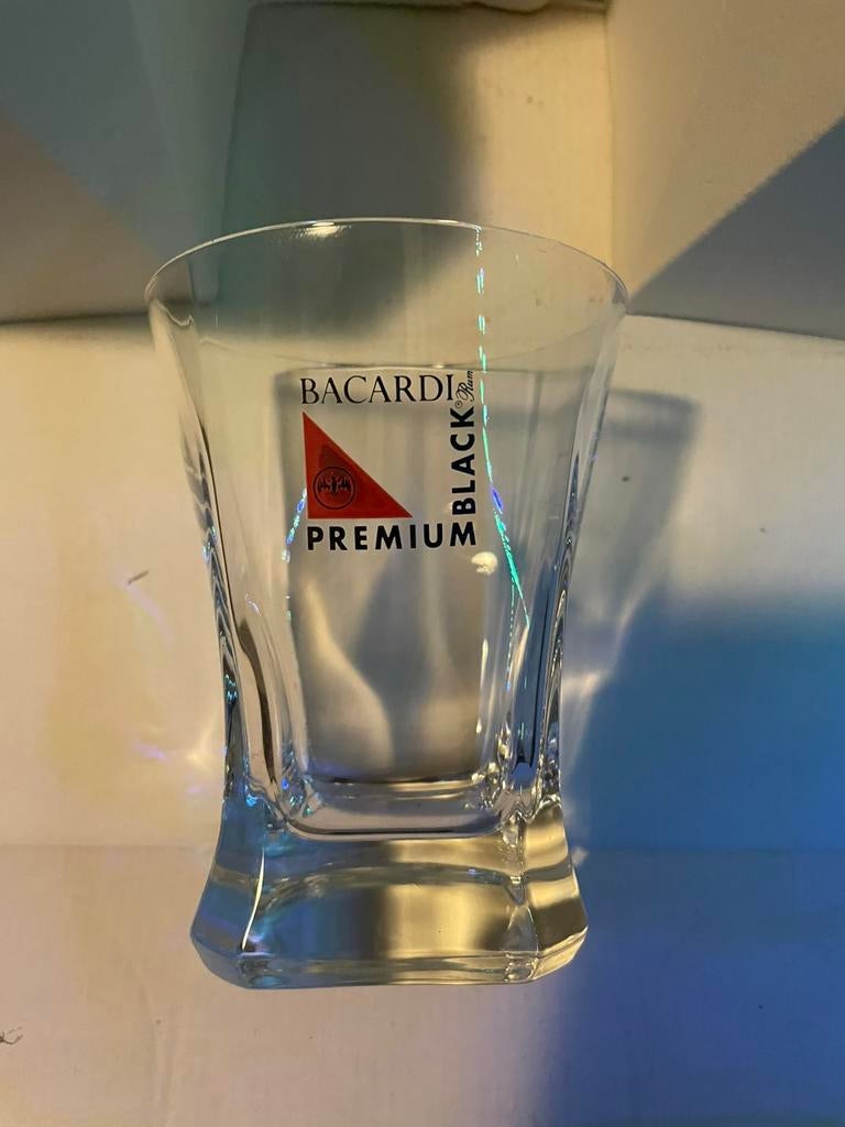 Bacardi black premium glas 30 jaar oud, Verzamelen, Ophalen of Verzenden, Zo goed als nieuw, Glas of Glazen, Overige merken