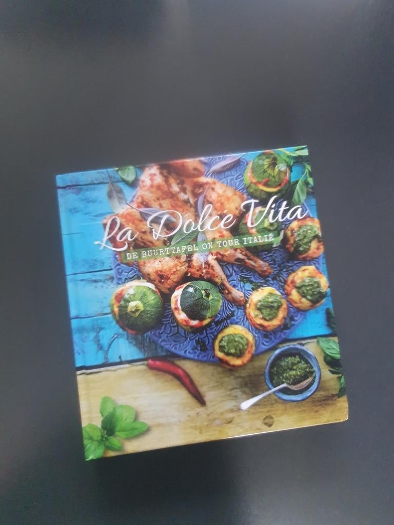 La Dolce Vita: De Buurttafel op Tour door Italië Kookboek, Boeken, Kookboeken, Ophalen of Verzenden, Gelezen, Italië, Hoofdgerechten