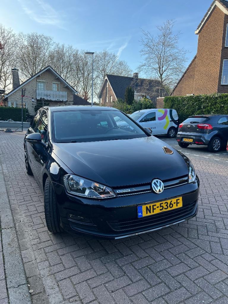 Volkswagen Golf 1.0 TSI 110pk 5D 2017 Zwart Connected Serie, Voorwielaandrijving, Stof, Euro 6, Start-stop-systeem