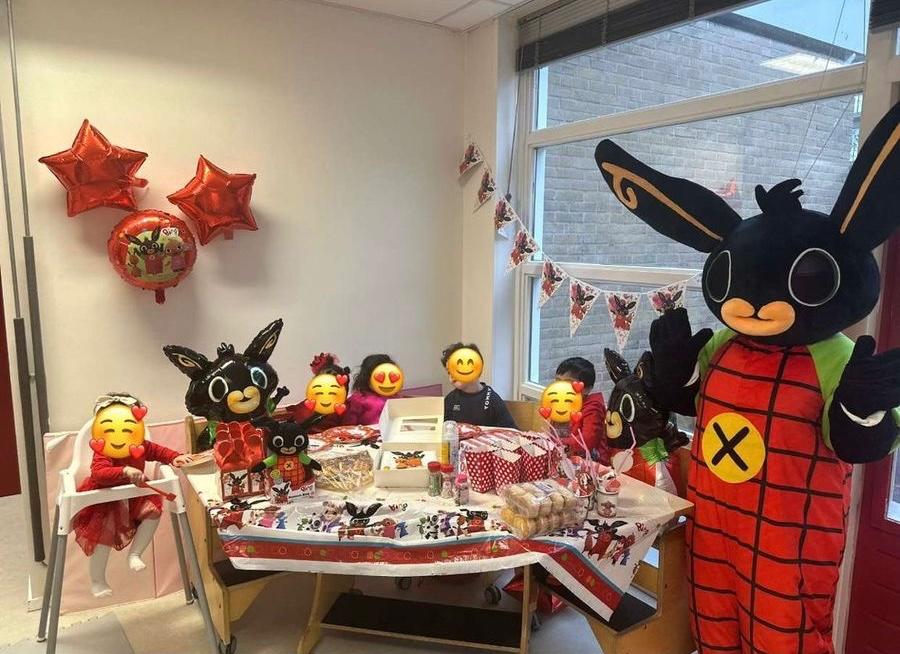 Mascotte Bing te huur, Hobby en Vrije tijd, Feestartikelen | Verhuur, Ophalen, Zo goed als nieuw