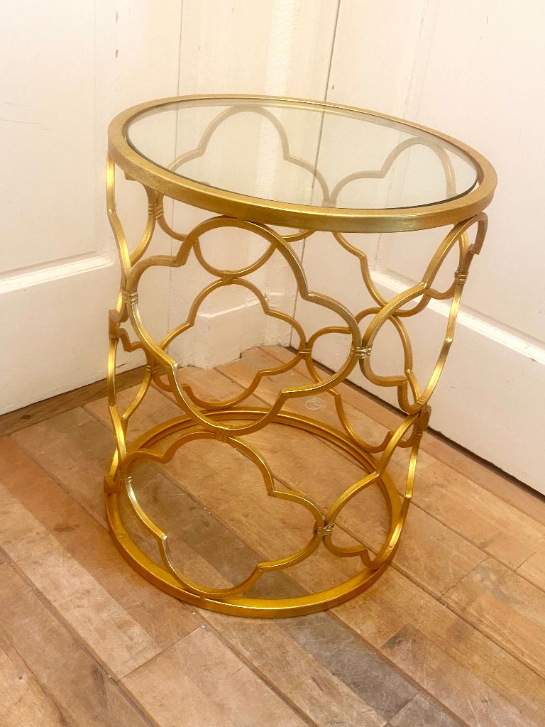 Deco 79 metalen quatrefoil bijzettafel, goud, glazen blad, Minder dan 55 cm, Metaal of Aluminium, Rond, Zo goed als nieuw