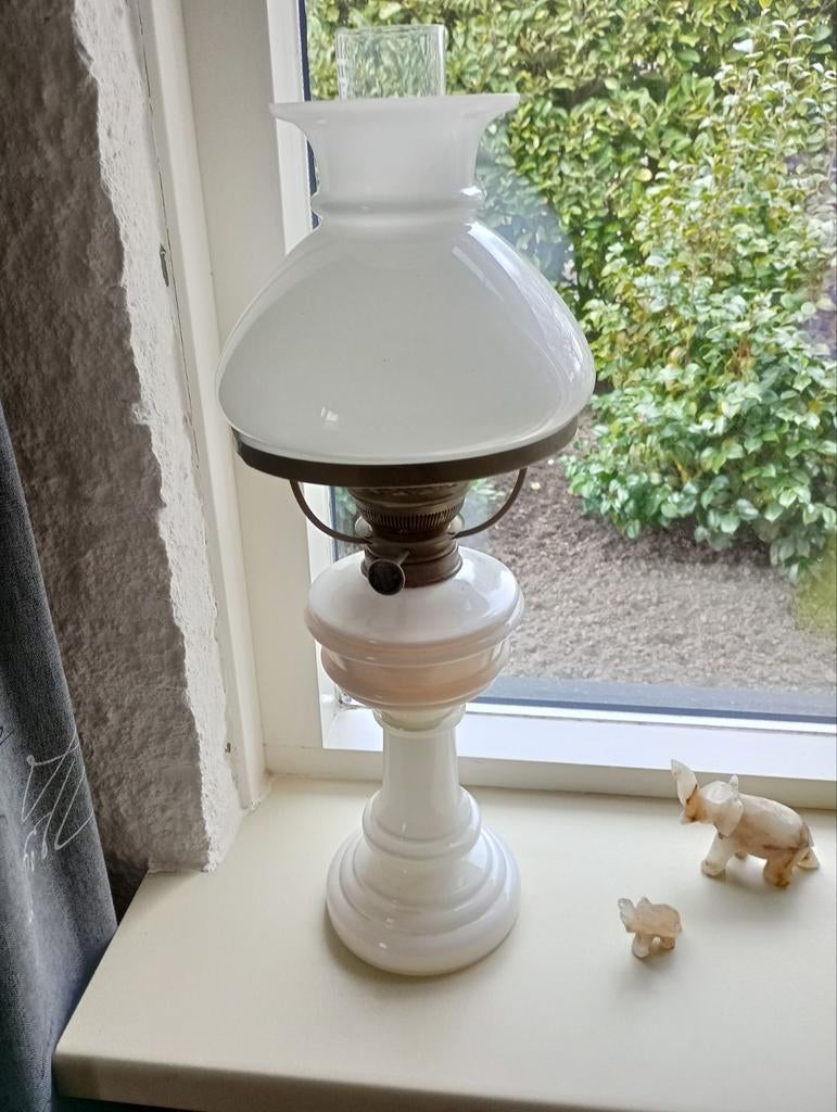 Antieke olielamp met melkglazen kap, Antiek en Kunst, Ophalen