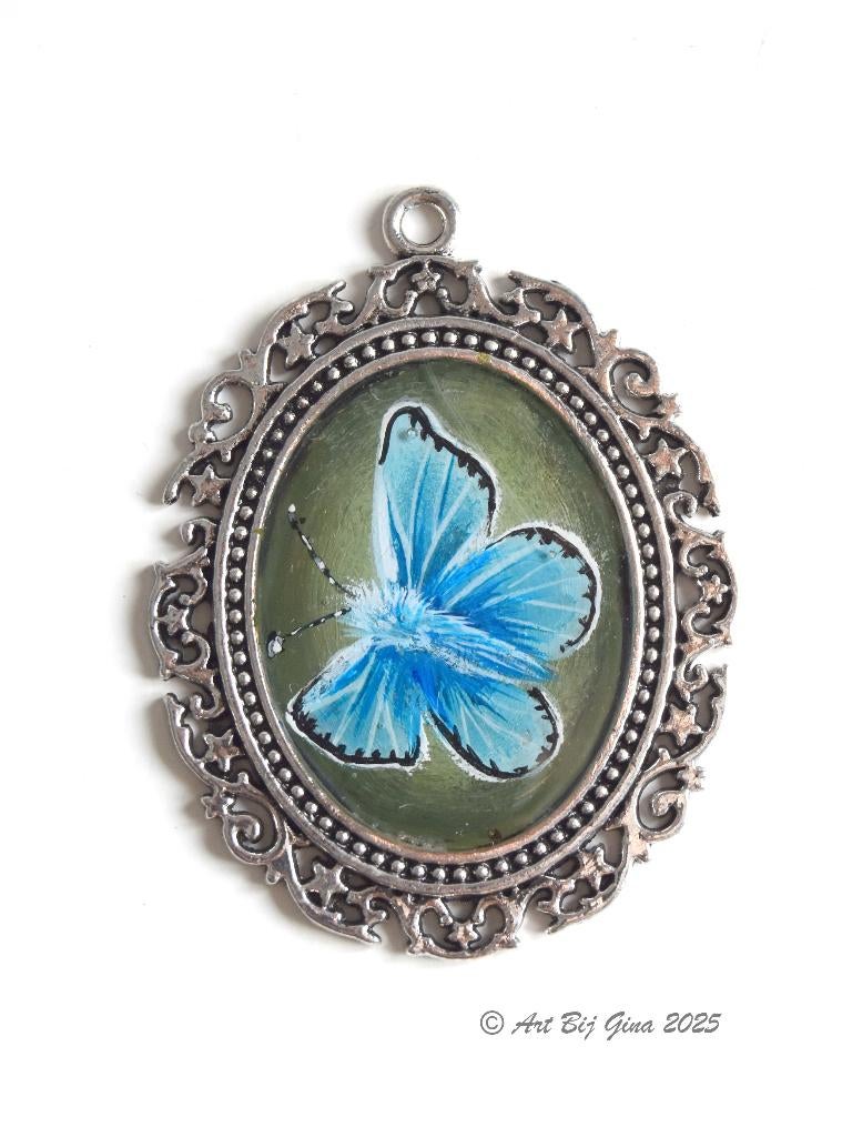 Blauw vlindertje hand geschilderd op een sierlijke hanger, Ophalen of Verzenden