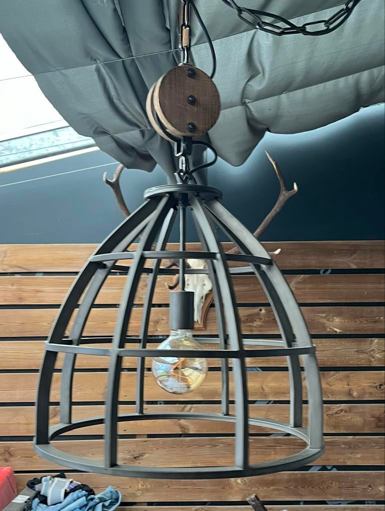 Industriële Hanglamp met Metalen Kooi en Houten Katrol, Huis en Inrichting, Lampen | Hanglampen, Ophalen, Zo goed als nieuw, Metaal