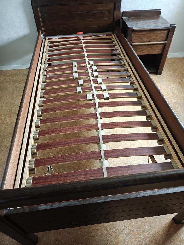 Senioren ledikant met lattenbodem en nachtkastje en matras, Ophalen, Gebruikt, 90 cm, Eenpersoons