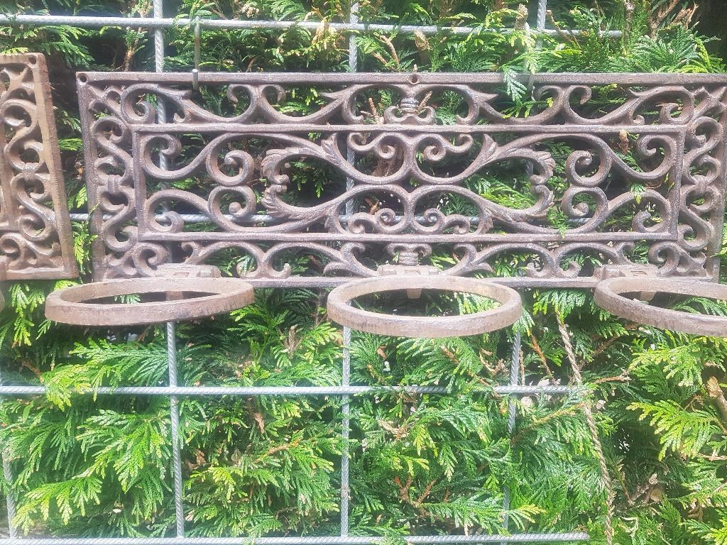 decoratieve rechthoekige gietijzeren plantenhanger(brocante), Gebruikt, Minder dan 30 cm, Ophalen of Verzenden, Balkon