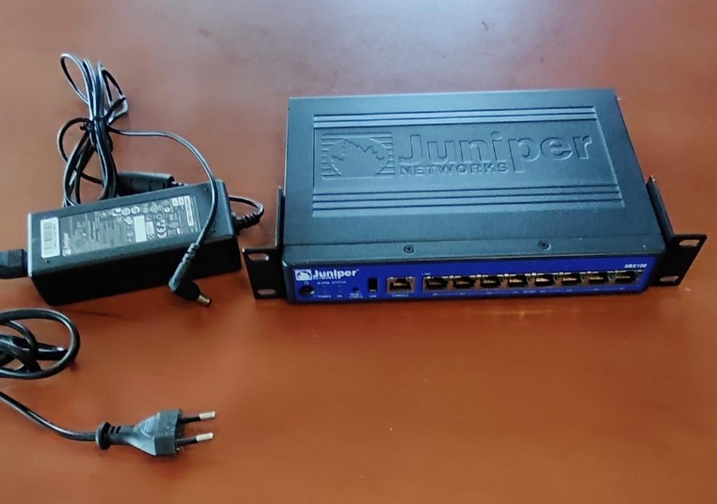 Juniper SRX100B firewall / router – profes. netwerkapparaat, Ophalen of Verzenden, Zo goed als nieuw, Router