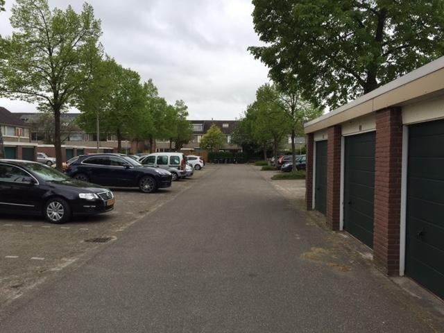 TE HUUR ruime garagebox in Zoetermeer