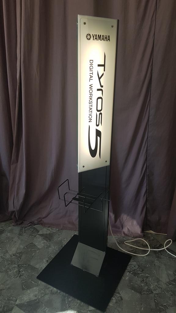 Yamaha Tyros Keyboard lamp display winkel mancave studio, Ophalen, Zo goed als nieuw, 61 toetsen, Yamaha