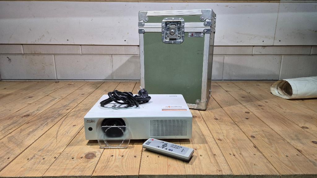 Sanyo Projector + Remote, Audio, Tv en Foto, Beamers, Ophalen, Sanyo, Overige resoluties, Gebruikt