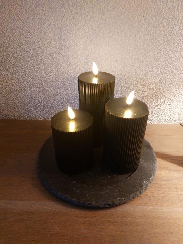 3 zwarte ledkaarsen met timer op leistenen plateau, Ophalen of Verzenden, Metaal, Minder dan 25 cm