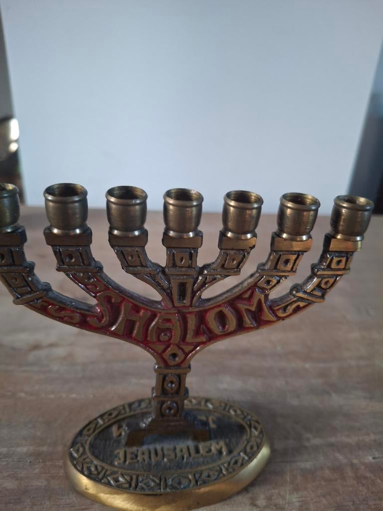 Kleine Bronzen Menora kandelaar met opschrift Shalom t, Antiek en Kunst, Antiek | Kandelaars, Koper of Brons, Ophalen of Verzenden