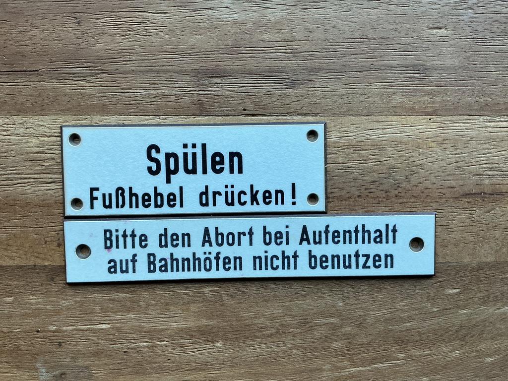 TWEE PLAATJES UIT TOILETRUIMTE VROEGERE D-RIJTUIGEN, Verzamelen, Spoorwegen en Tramwegen, Ophalen of Verzenden, Gebruikt, Trein