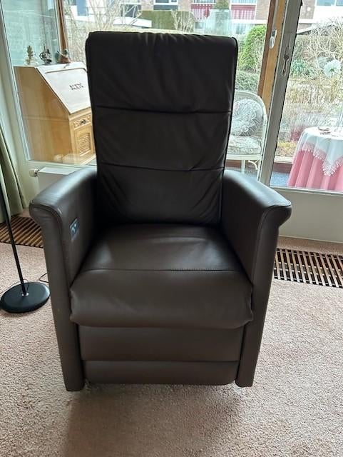 Sta-Op-Stoel  (echt leer) Z.g.a.n. met massage mogelijkheid, Ophalen, Zo goed als nieuw
