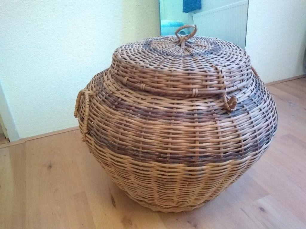 Prachtige grote en stevige mand uit Afrika, Huis en Inrichting, Woonaccessoires | Schalen en Manden, Ophalen, Mand, Rond, Zo goed als nieuw