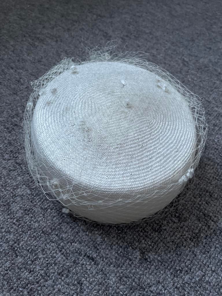 Witte Whiteley hoed, trouwhoedje, Kleding | Dames, Hoeden en Petten, Ophalen of Verzenden, Zo goed als nieuw, One size fits all