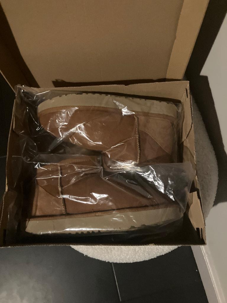 UGG 39, Bruin, Nieuw, Ophalen of Verzenden, Pantoffels of Sloffen