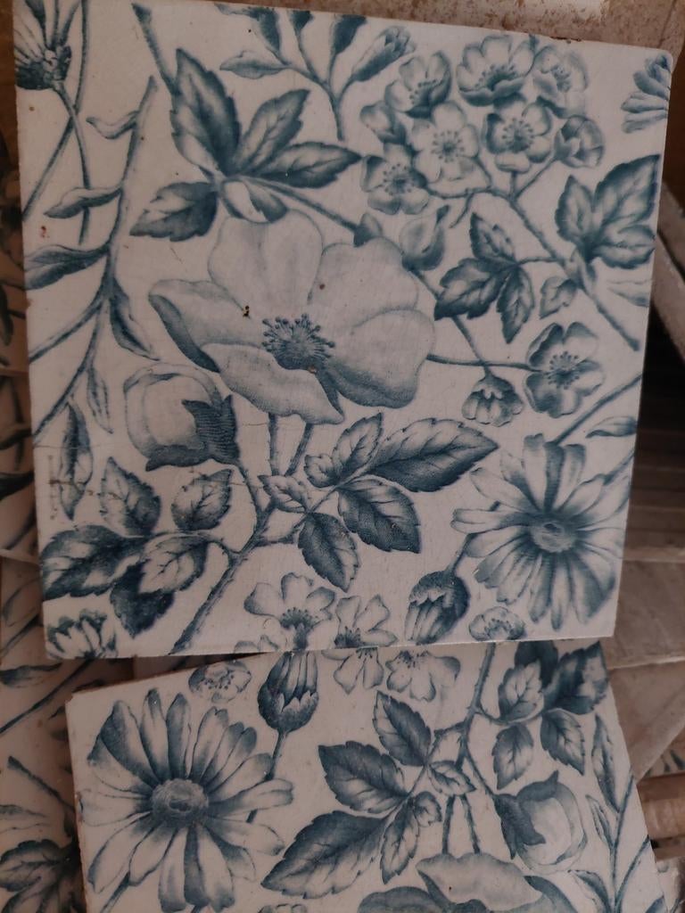 Antieke Delfsblauwe Tegeltjes met Bloemenmotief, Ophalen of Verzenden