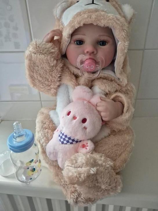 Schitterende baby doll full body, Verzamelen, Poppen, Nieuw, Babypop, Levensecht of Reborn, Ophalen of Verzenden